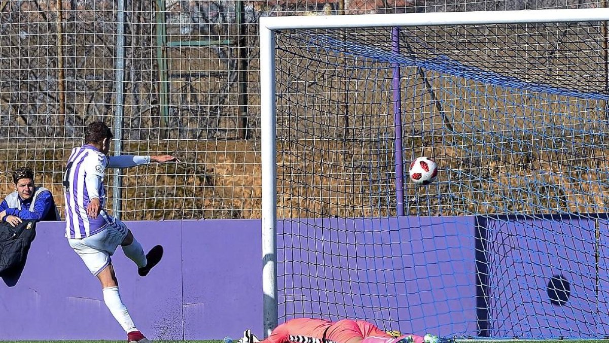 Mario remacha el balón a la red, con su compañero Samu tirado en el suelo, tras el gol de Coruxo.-MIGUEL ÁNGEL SANTOS