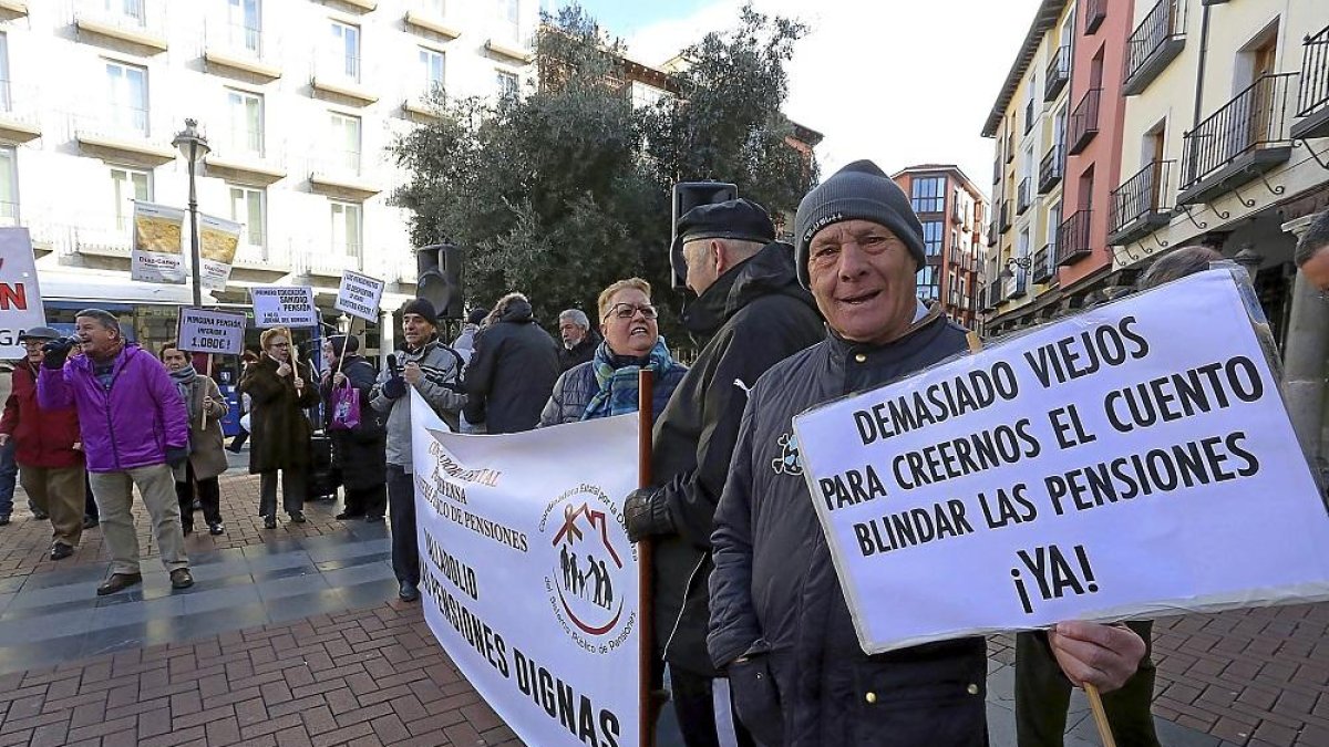 Decenas de jubilados participan en una nueva manifestación por las calles de Valladolid en defensa de las pensiones.-ICAL