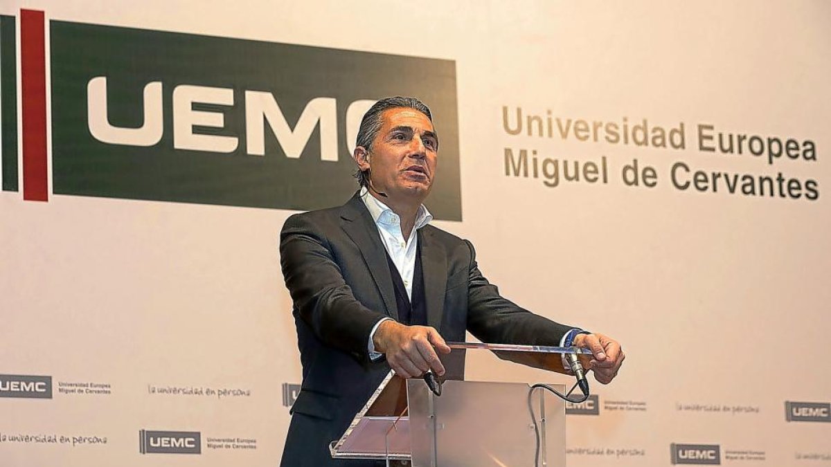 Sergio Scariolo ayer durante su ‘master-class’ sobre liderazgo en la UEMC.-PABLO REQUEJO