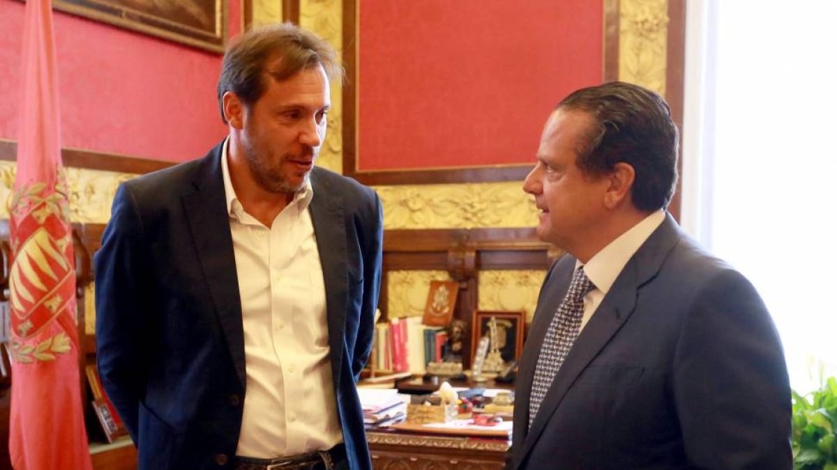 El presidente del Consejo Consultivo, Mario Amilivia, anunció que ayer mismo se dirigió por carta a los portavoces de la distintas fuerzas políticas con representación en las Cortes para, “si les parece razonable la fecha”, dijo, organizar una reunión con-ical