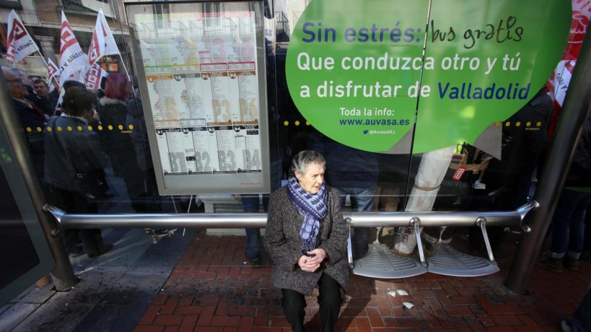Una persona mayor espera al autobús urbano-ICAL