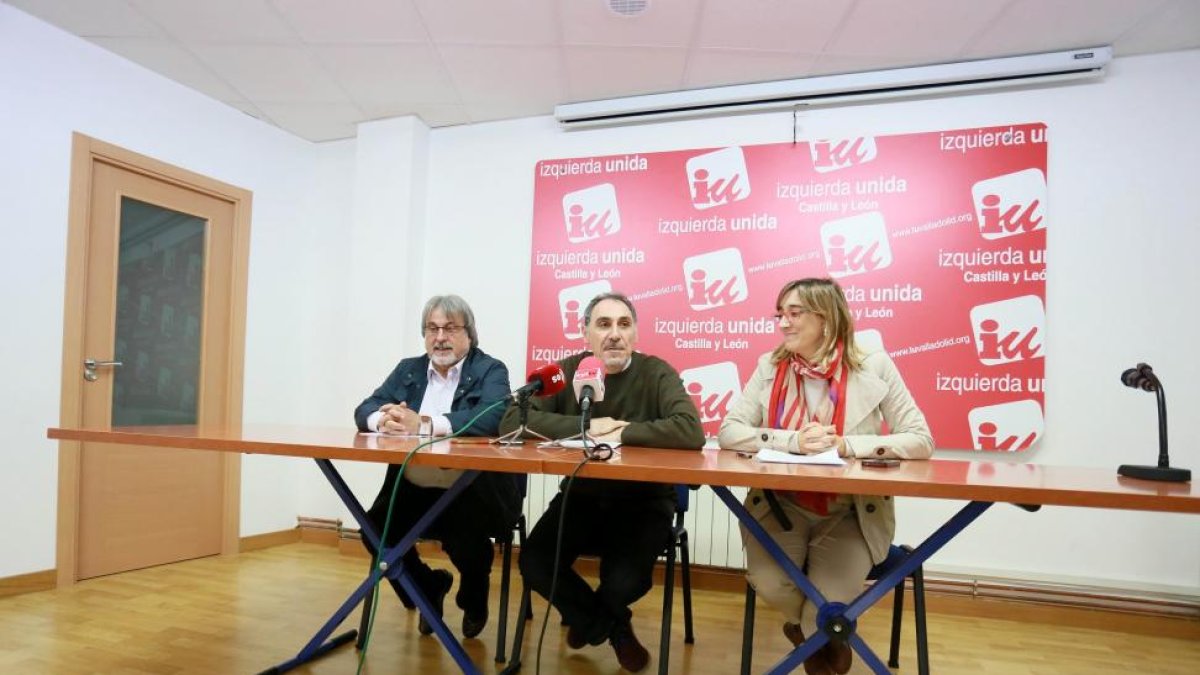 El coordinador regional de Izquierda Unida, José María González, informa del apoyo de la formación a la plataforma Ahora en Común. Junto a él, el coordinador provincial, Alfonso Sánchez, y la coordinadora local, Rocío Anguita.-ICAL