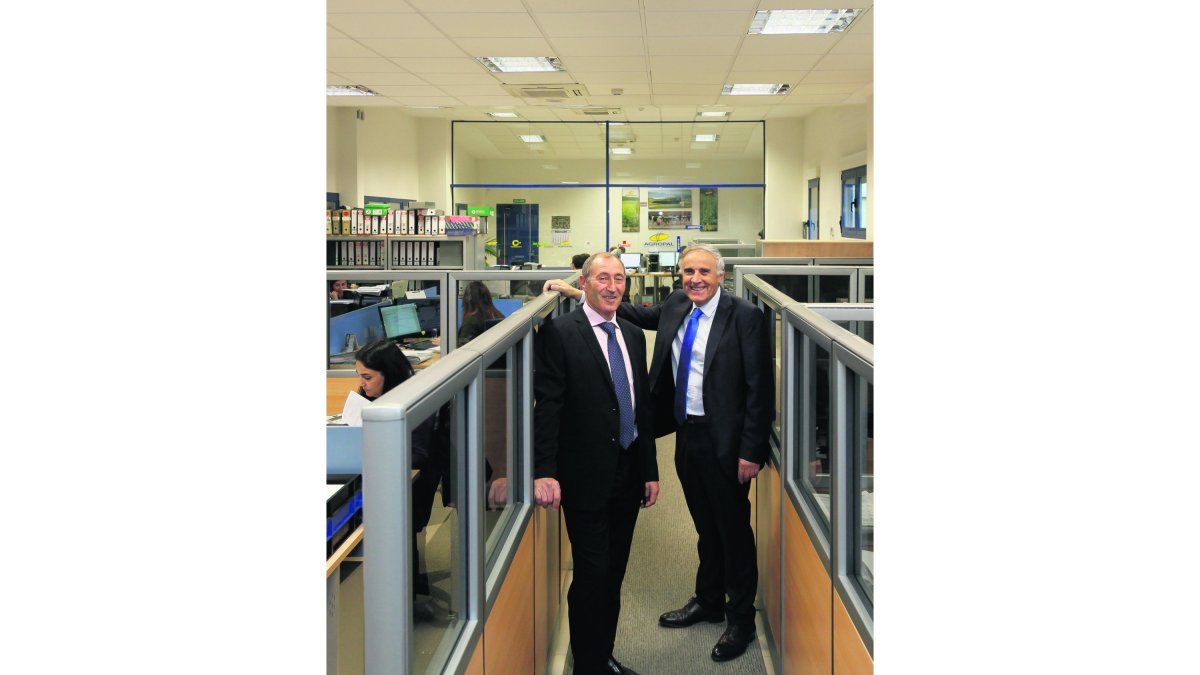 Los productos que comercializa Agropal son sinónimo de calidad como la gama de  Quesos Cerrato, que han sido reconocidos con multitud de premios. En la imagen, Cipriano Rodríguez, presidente de Agropal Grupo Alimentario junto a César Reales, director general de la cooperativa. / L.P.