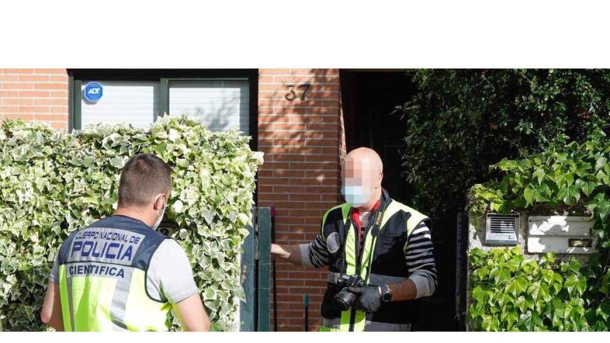 La policía científica, en la vivienda donde se produjo el crimen machista en la tarde de ayer en Valladolid. J. M. LOSTAU
