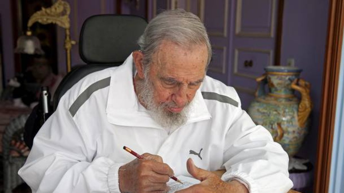 Fidel Castro prepara su voto para las elecciones municipales en su casa de La Habana.-Foto: AP