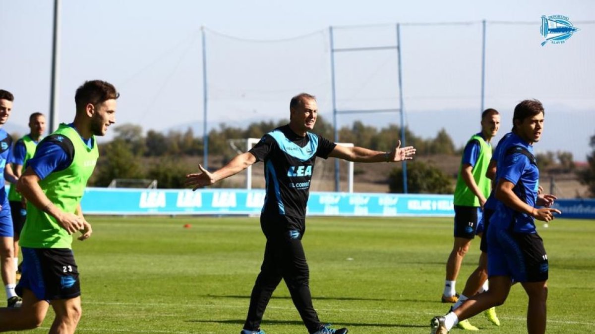 De Biasi, durante un entrenamiento del Alavés.-PERIODICO (TWITTER)