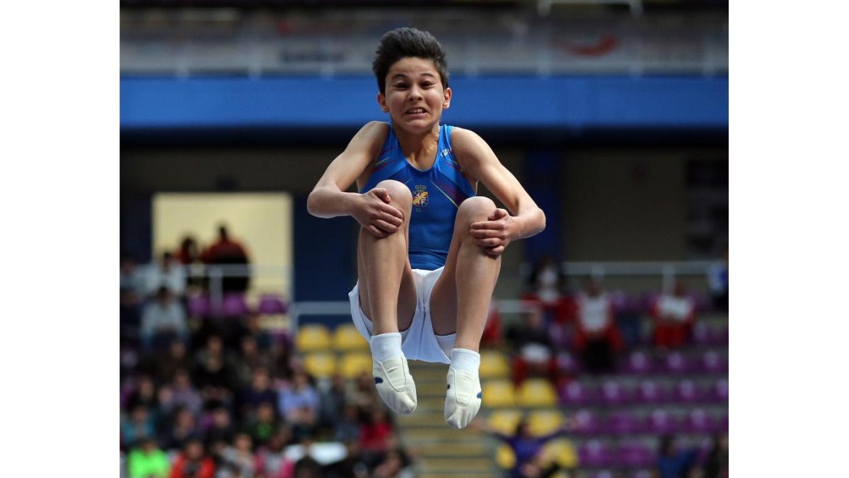 David Franco realiza una acrobacia durante un ejercicio.-EL MUNDO