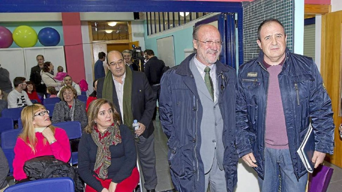 El alcalde, Francisco Javier León de la Riva, ayer antes del concejo abierto celebrado en La Overuela, acompañado de Alejandro Lobato-J. M. LOSTAU