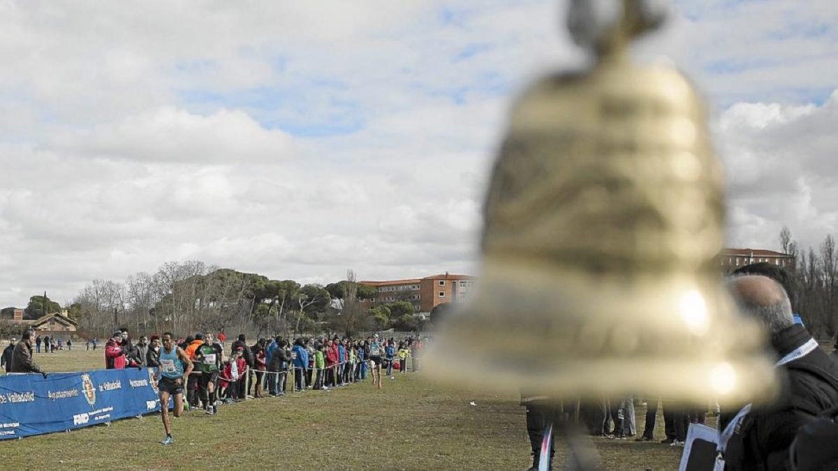 Una imagen de archivo del Cross con la campana de última vuelta en el circuito de La Cañada Real Covaresa.-M. A. SANTOS
