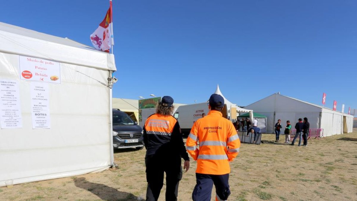 Dos agentes de Protección Civil durante la festividad de Villalar.-ICAL
