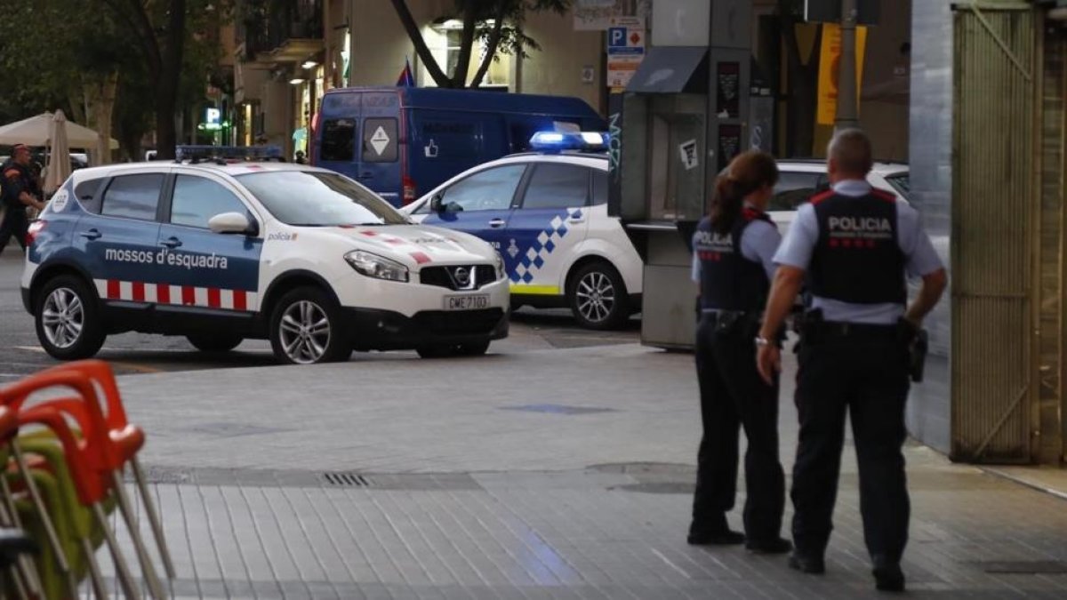 Furgoneta que están inspeccionando los TEDAX de los Mossos d'Esquadra-JULIO CARBÓ