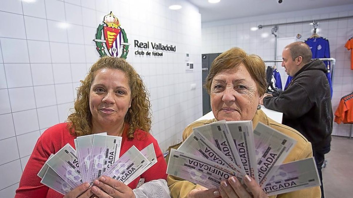 Dos aficionadas muestran sendos ‘abanicos’ de entradas.-M.Á. SANTOS