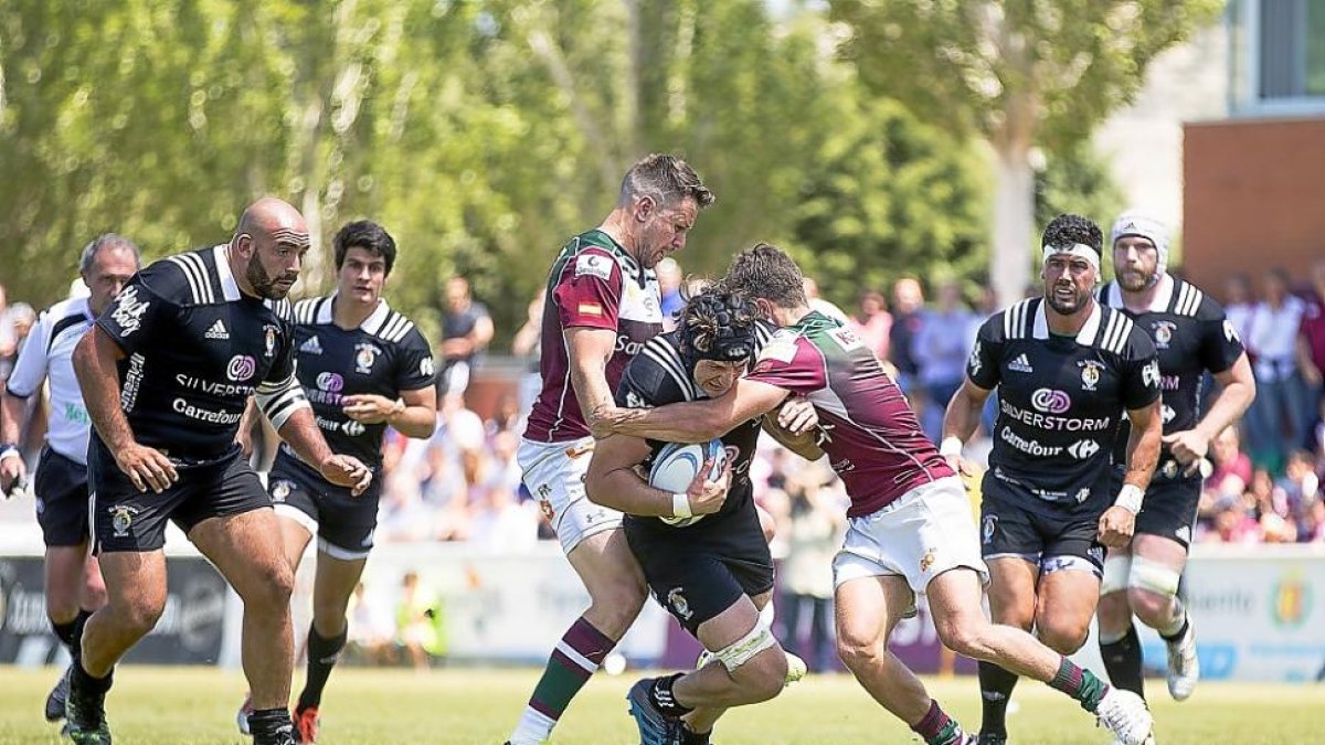 Placaje a Matt Foulds de dos jugadores del Alcobendas en el partido disputado ayer en Pepe Rojo.-JOSÉ C. CASTILLO