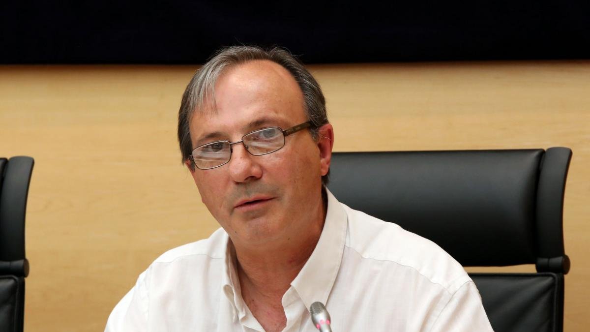 El presidente de Facua Castilla y León, Jesús Ulloa, comparece en la Comisión de investigación de las cajas en las Cortes.-RUBÉN CACHO / ICAL