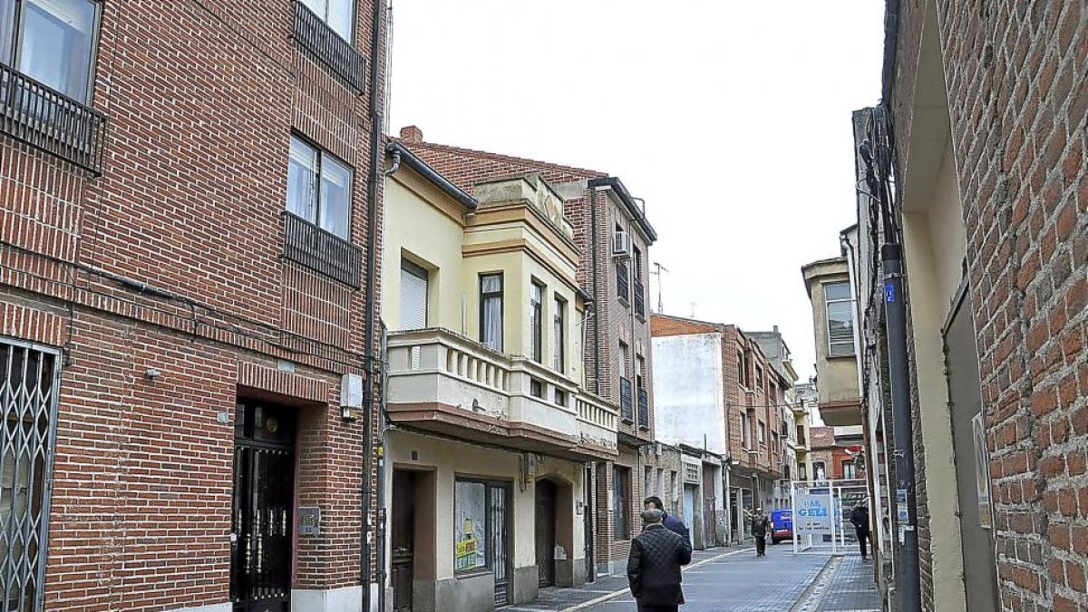 En primer término, número 16 de la calle Pozo en Medina del Campo (Valladolid). Al fondo, mamparas del bar Geli.-S. G. C.