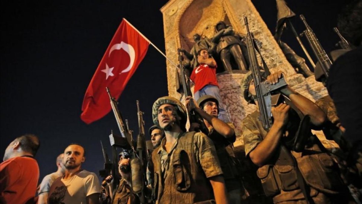 Soldados y partidarios del presidente Erdogán en la Plaza Taksim de Estambul.-AP / EMRAH GURAL