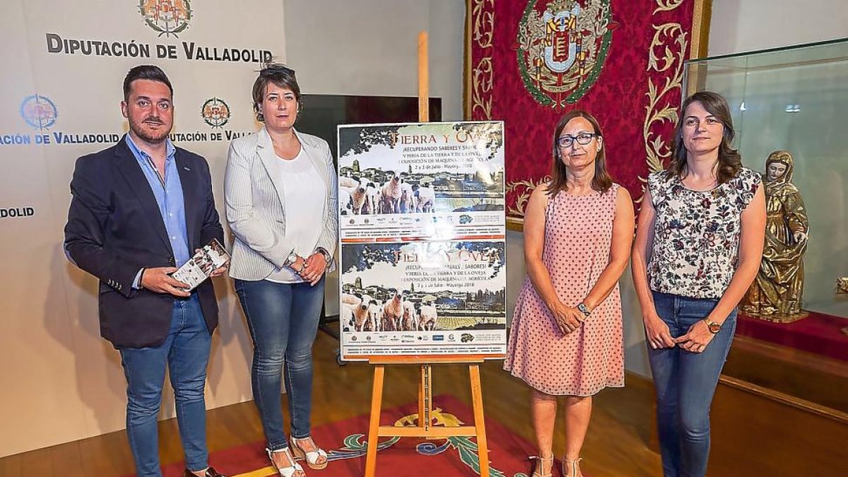 El alcalde de Zamora, Alberto Magdaleno, junto a los organizadores de la feria.-EL MUNDO