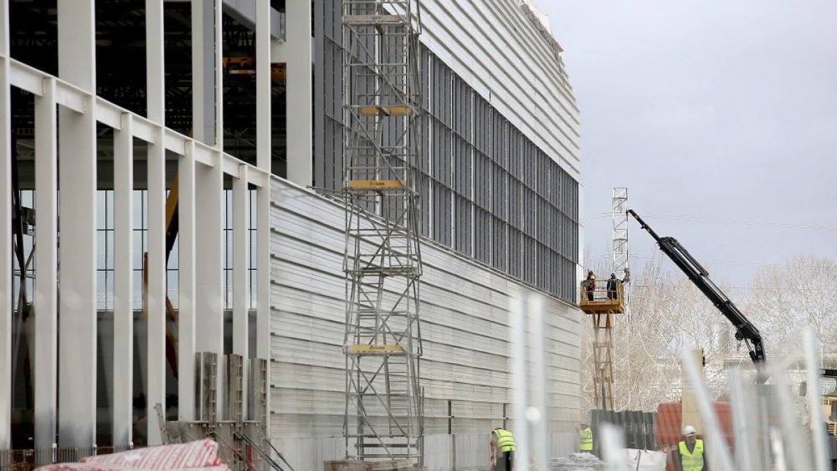 Construcción de las naves de inyección de aluminio junto en el parque de proveedores de Renault. ICAL-ICAL