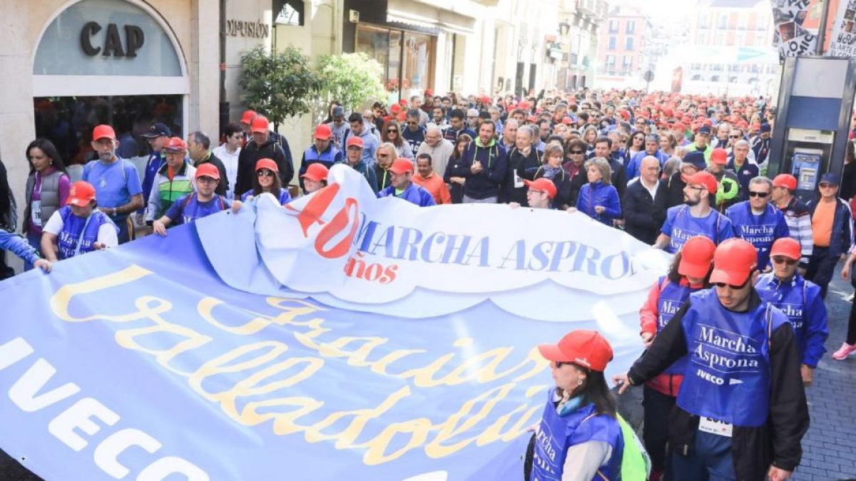 Inicio de la Marcha Asprona en la plaza Mayor de Valladolid.-PABLO REQUEJO (PHOTOGENIC)