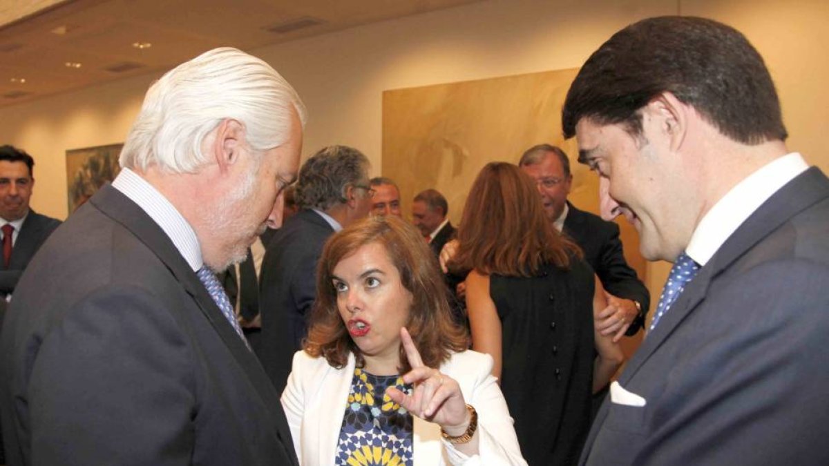 La vicepresidenta del Gobierno, Soraya Sáez de Santamaría, conversa con el presidente del TSJ, José Luis Concepcióy el delegado de Gobierno, Juan Carlos Suárez-Quiñones-Ical