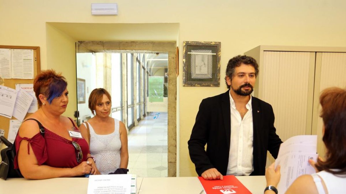 El procurador de IU y la madre de un alumno de Aimar denuncian el incumplimiento de Educación.-ICAL