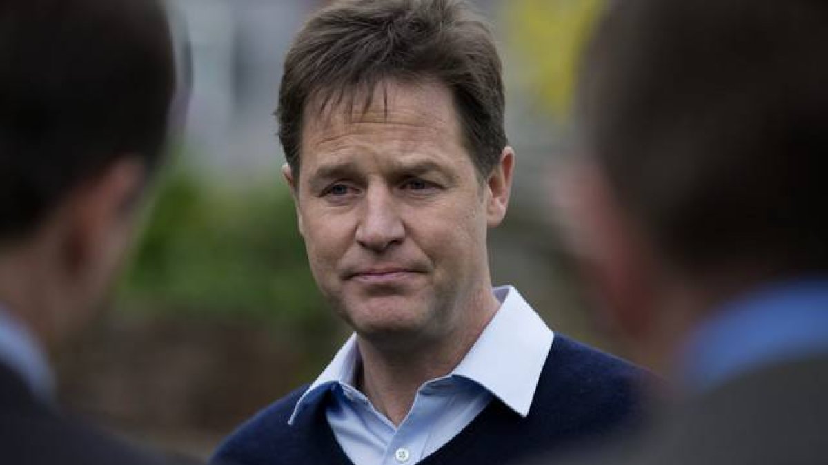El líder del Partido Liberal-Demócrata Nick Clegg habla con la prensa en Sheffield.-Foto: AP / Jon Super