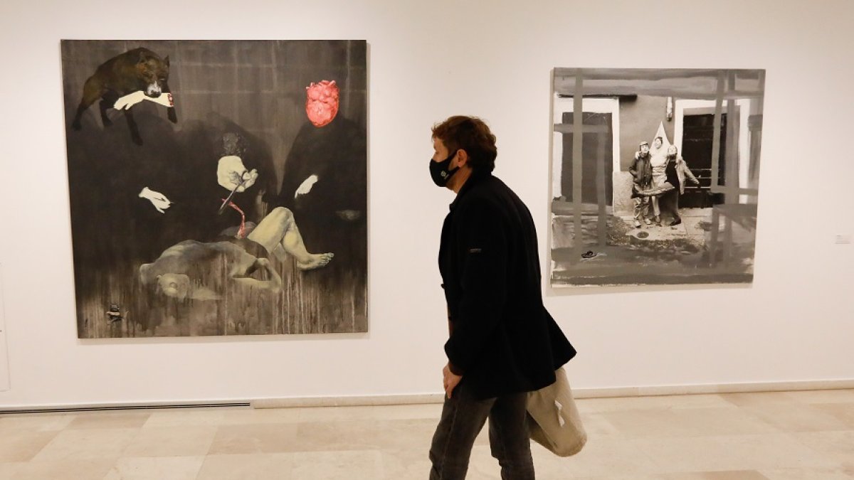 Un hombre pasea entre dos obras de Cruz Hernández y Juan Ugalde. | J. M. LOSTAU