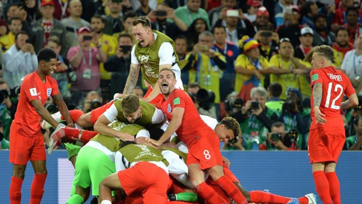 Jugadores de Inglaterra celebran la clasificación-PETER POWELL