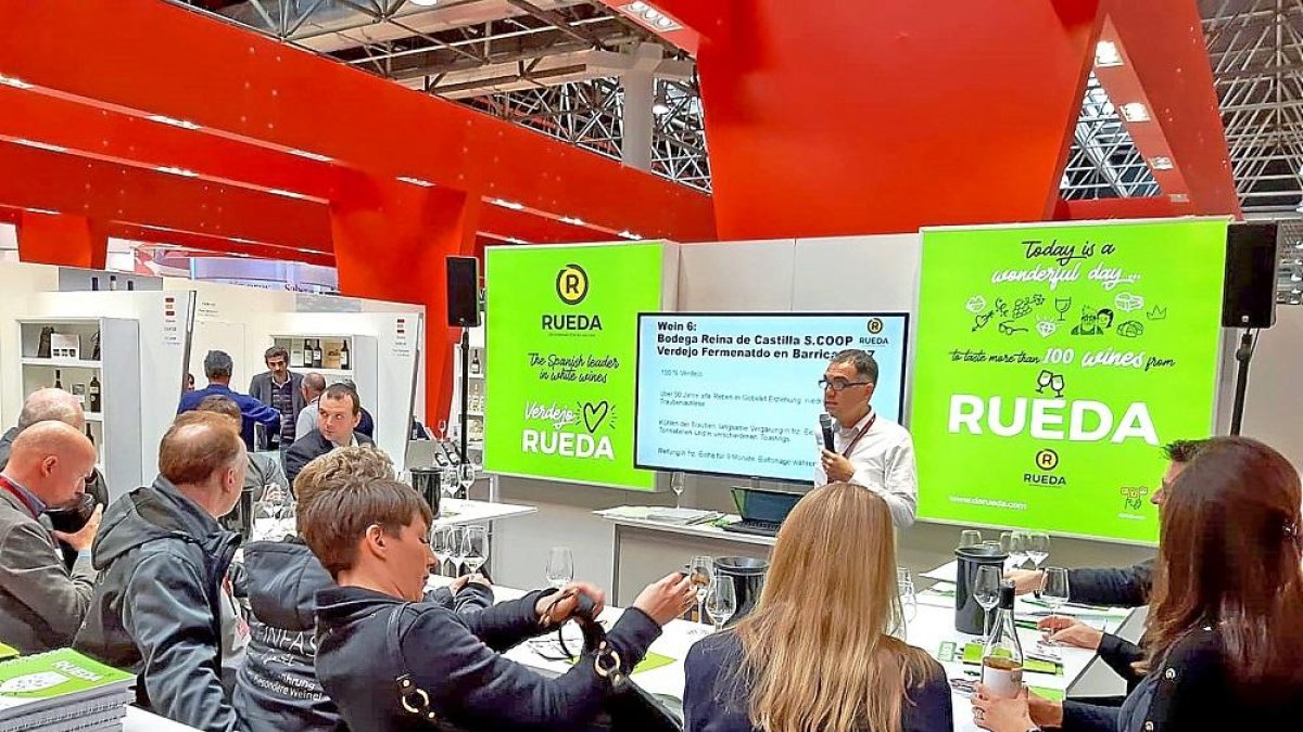 Seminario impartido por el sumiller Peter Drekluft ayer, en la feria de la localidad alemana de Düsseldorf.-EL MUNDO