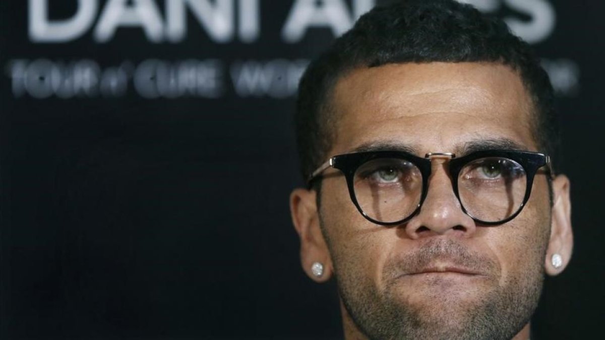 Alves, durante su rueda de prensa del martes en Barcelona-EFE / ANDREU DALMAU