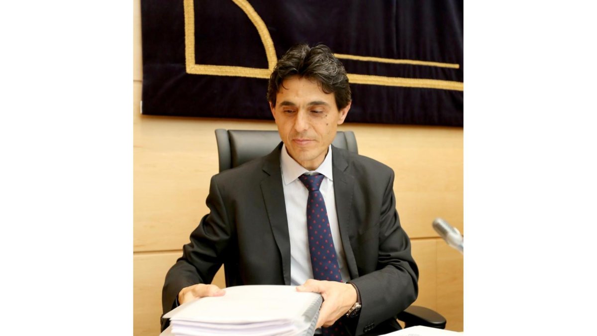 El director General del Tesoro y Política Financiera de la Junta de Castilla y León, Fernando Vallelado Prieto, informa a la comisión de investigación del HUBU sobre informes del procedimiento de licitación y adjudicación del HUBU.-ICAL
