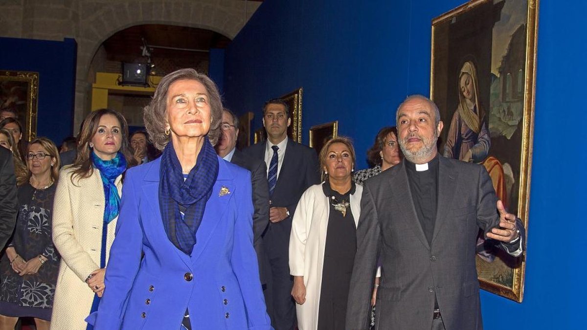 El comisario de ‘Aqva’ junto a la Reina. Detrás, Silvia Clemente y Rosa Valdeón.-M. MONTESINOS