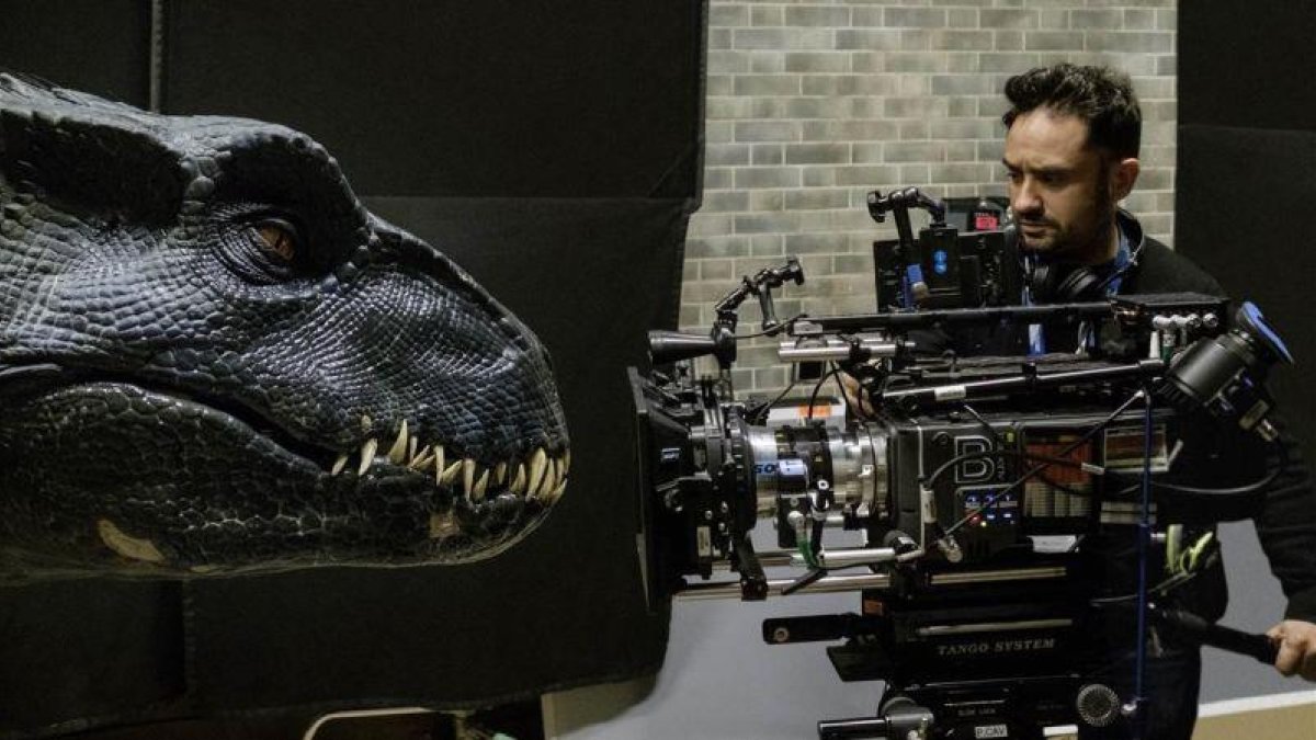 J.A. Bayona, en el rodaje de Jurassic World: el reino caído.-GILES KEYTE