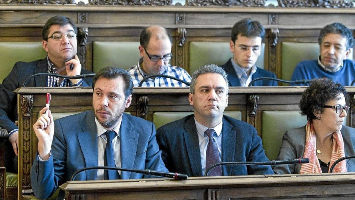 Los miembros del Grupo Socialista en un pleno del Ayuntamiento, Óscar Puente, Javier Izquierdo y Rafi Romero (abajo), Juan José Zancada, Luis Vélez, Pedro Herreros e Ignacio Herranz (arriba)-J.M.Lostau