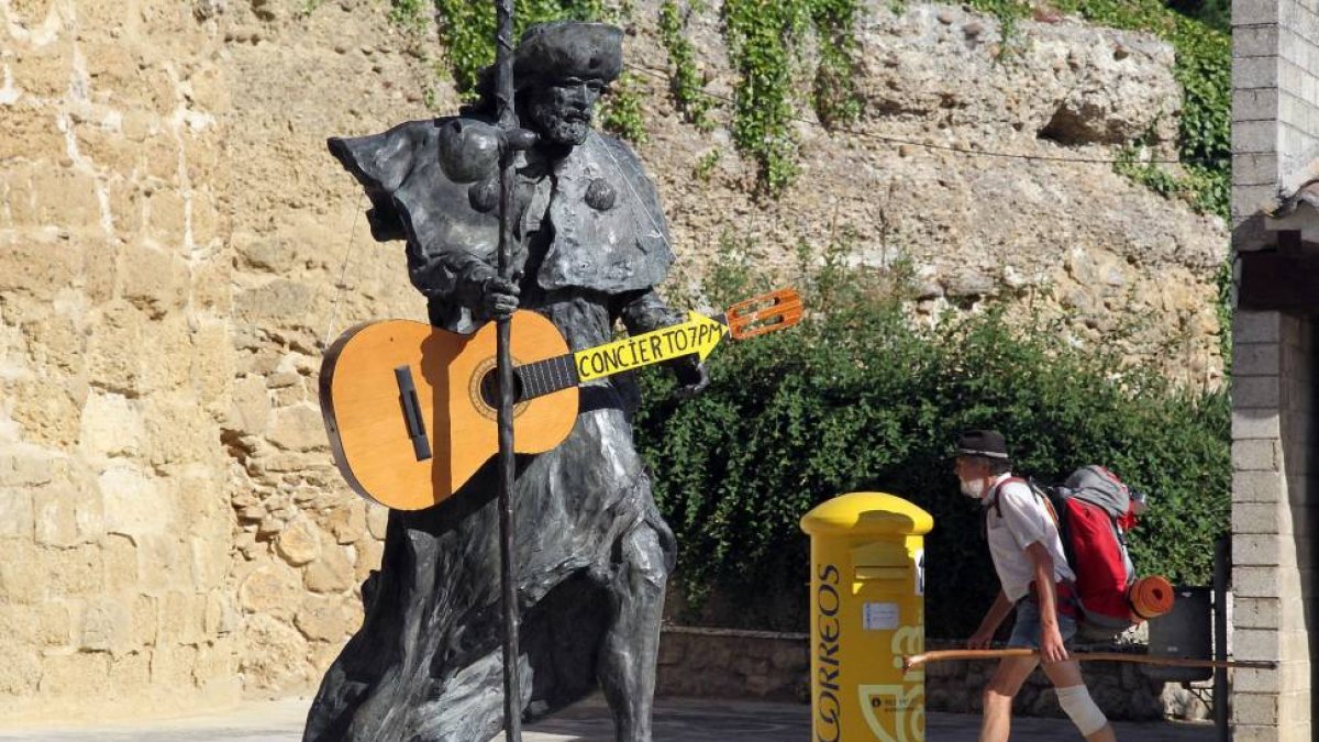 Un peregrino pasa junto al monumento a Santiago en Carrión de los Condes (Palencia)-Ical