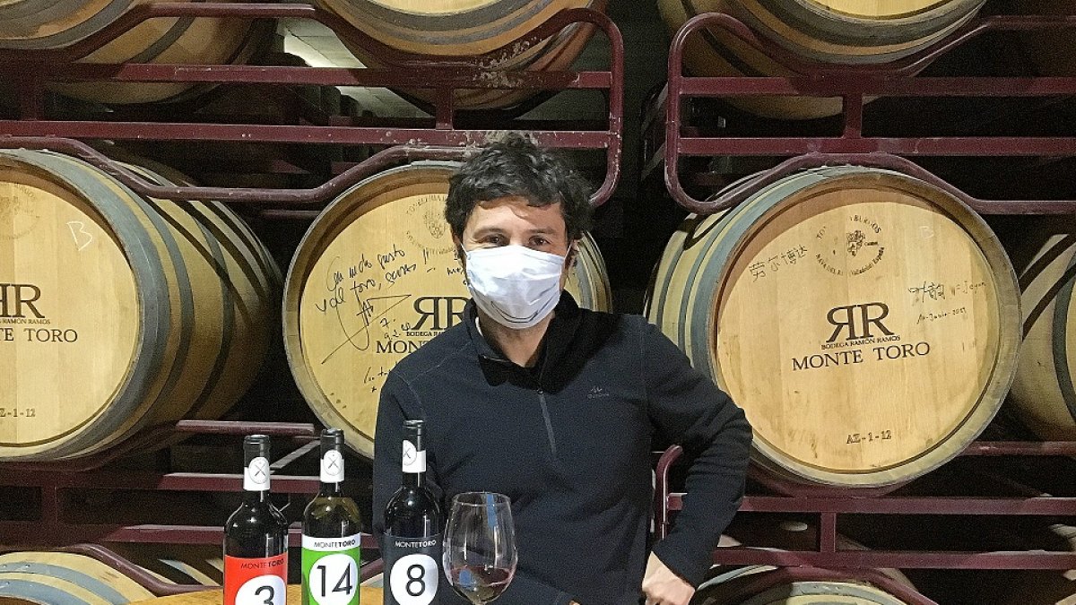 Ramón Ramos en el interior de su bodega en Venialbo, con algunas de las mascarillas enviadas por su importador chino.  /
