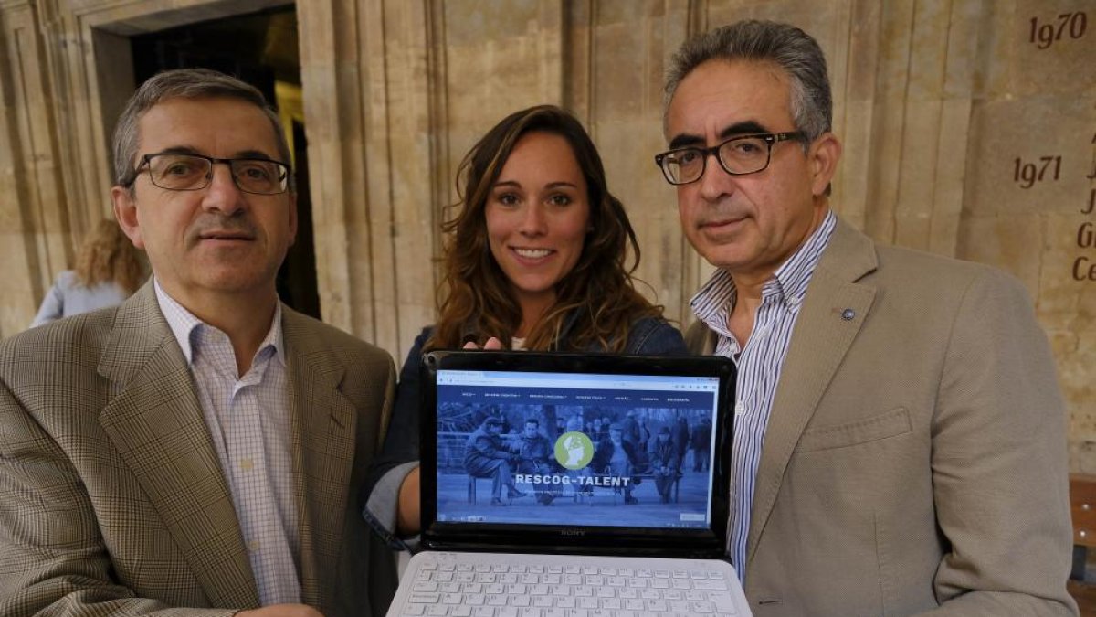 Investigadores de la Upsa muestran la página web del prototipo en las instalaciones de la universidad.-ENRIQUE CARRASCAL