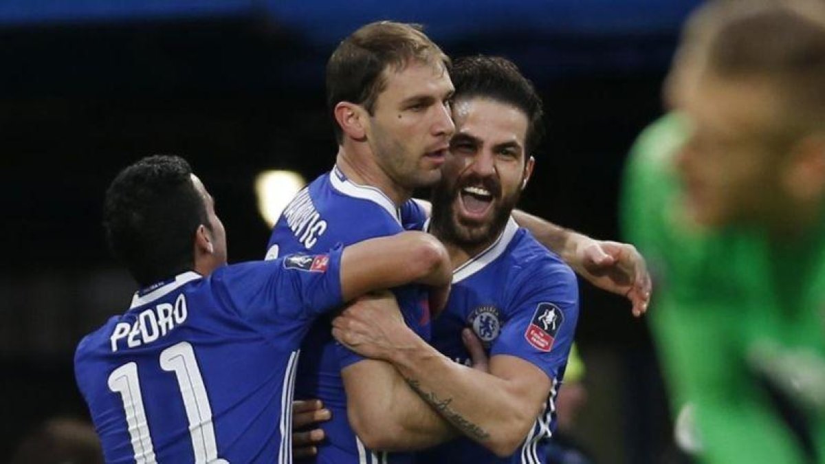 Ivanovic, abrazado por Pedro y Cesc Fàbregas tras marcar su último gol con el Chelsea, el pasado sábado en la Copa.-EDDIE KEOGH