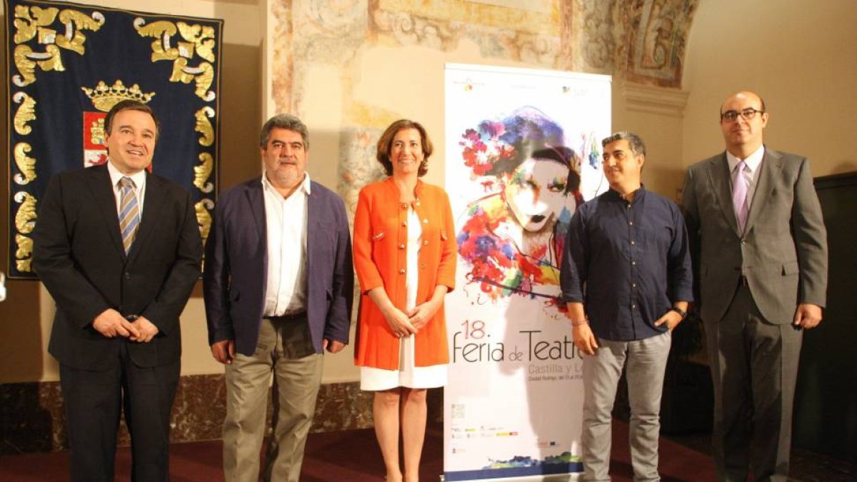 La consejera de Cultura y Turismo, María Josefa García Cirac, presenta la XVIII Feria de Teatro de Castilla y León, junto al alcalde de Ciudad Rodrigo, Juan Tomás Muñoz y otras autoridades.-ICAL