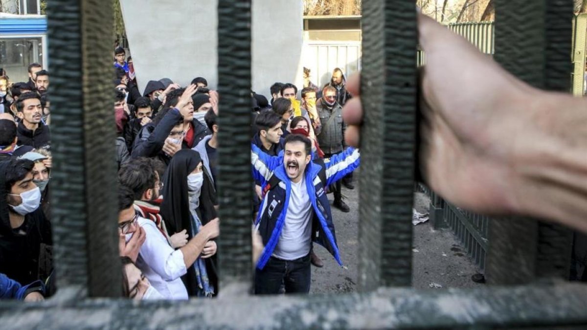 Estudiantes de la Universidad de Teherán participan en una protesta antigubernamental, el pasado 30 de diciembre.-/ AP