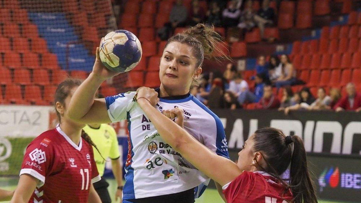 Elena Cuadrado intenta combinar con una compañera en el partido anterior contra Alcobendas.-M.Á.S.
