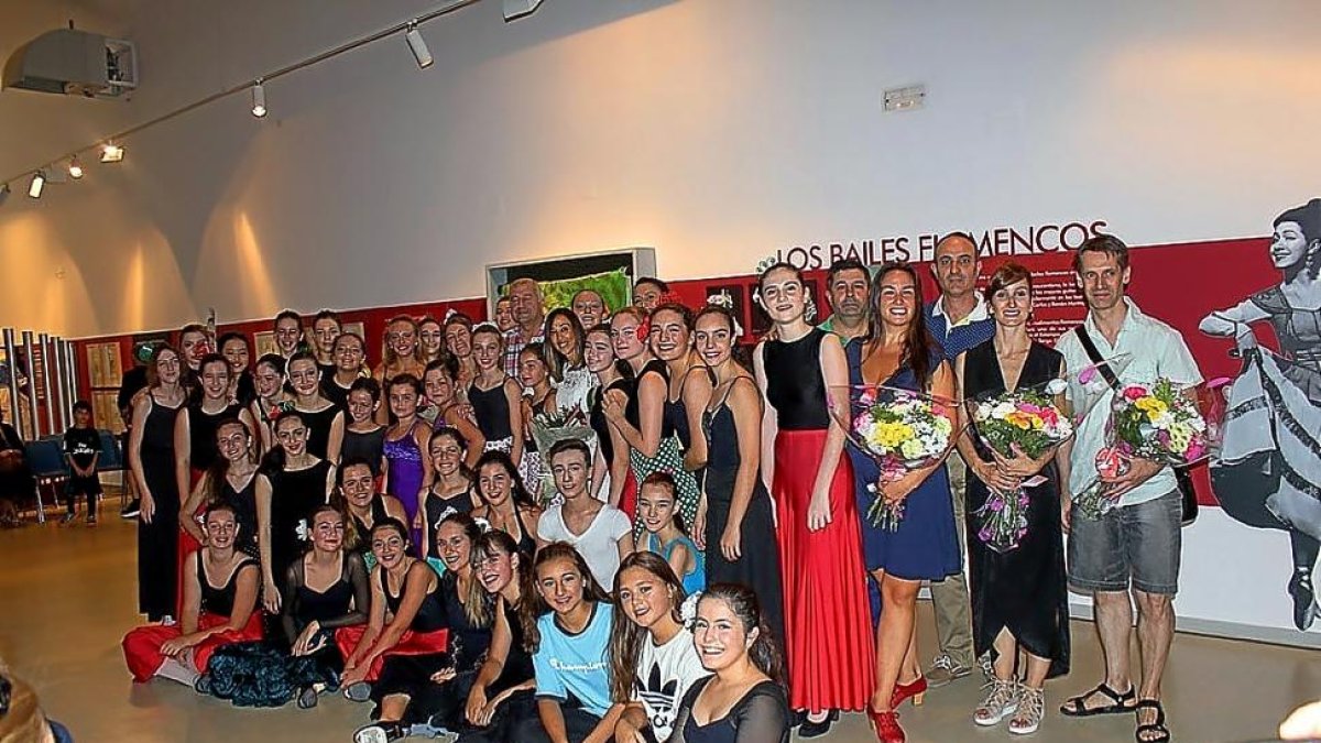 Alumnos y profesores del campus de danza Endanzado, en la localidad vallisoletana de Íscar.-EL MUNDO