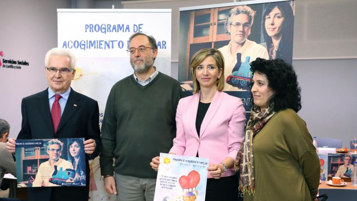 La consejera de Familia e Igualdad de Oportunidades, Alicia García, y el presidente de Cruz Roja en Castilla y León, José Varela, presentan la nueva campaña de acogimiento familiar-ICAL