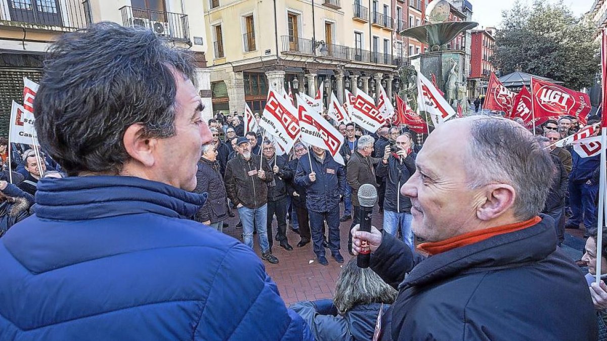 Los secretarios regionales de CCOO y UGT, Ángel Hernández y Faustino Temprano, ayer, en la concentración convocada por los dos sindicatos.-MIGUEL ÁNGEL SANTOS
