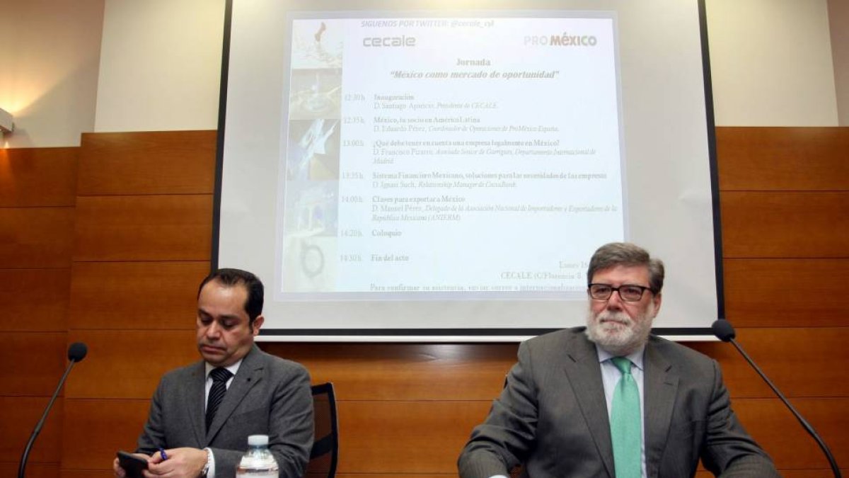 El presidente de la Confederación de organizaciones Empresariales de Castilla y León (Cecale), Santiago Aparicio, junto al coordinador Proméxico, Eduardo Pérez en la jornada sobre las posibilidades de negocio en México-Ical
