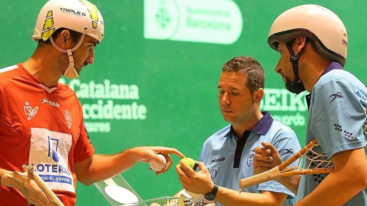 Roberto Fernández muestra las pelotas a los jugadores antes de comenzar el partido de cesta.-Federación Francesa de Pelota Vasca