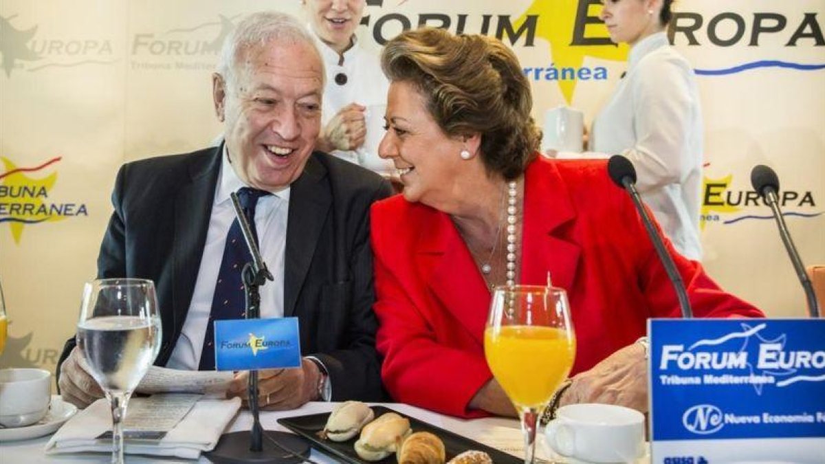 José Manuel García-Margallo y Rita Barberá, en un desayuno informativo, durante la campaña de las municipales de mayo del 2015.-MIGUEL LORENZO
