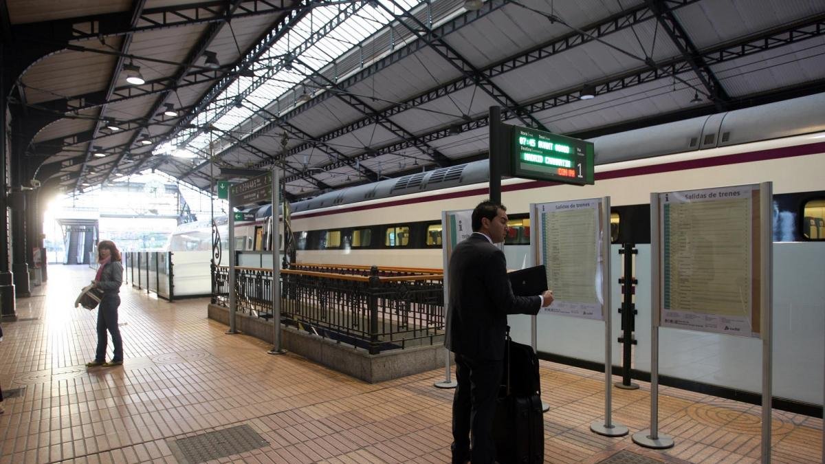 Salida del Avant que une Valladolid y Madrid.-MIRIAM CHACÓN / ICAL