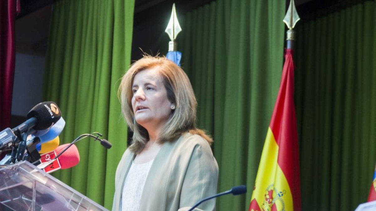Inauguración de la III edición del curso de verano 'Prensa y poder', que organiza la Ciudad de la Educación San Gabriel, con el título 'Empleo, progreso y sostenibilidad en la España rural'. La ministra de Empleo, Fátima Báñez, durante la conferencia de i-Ical