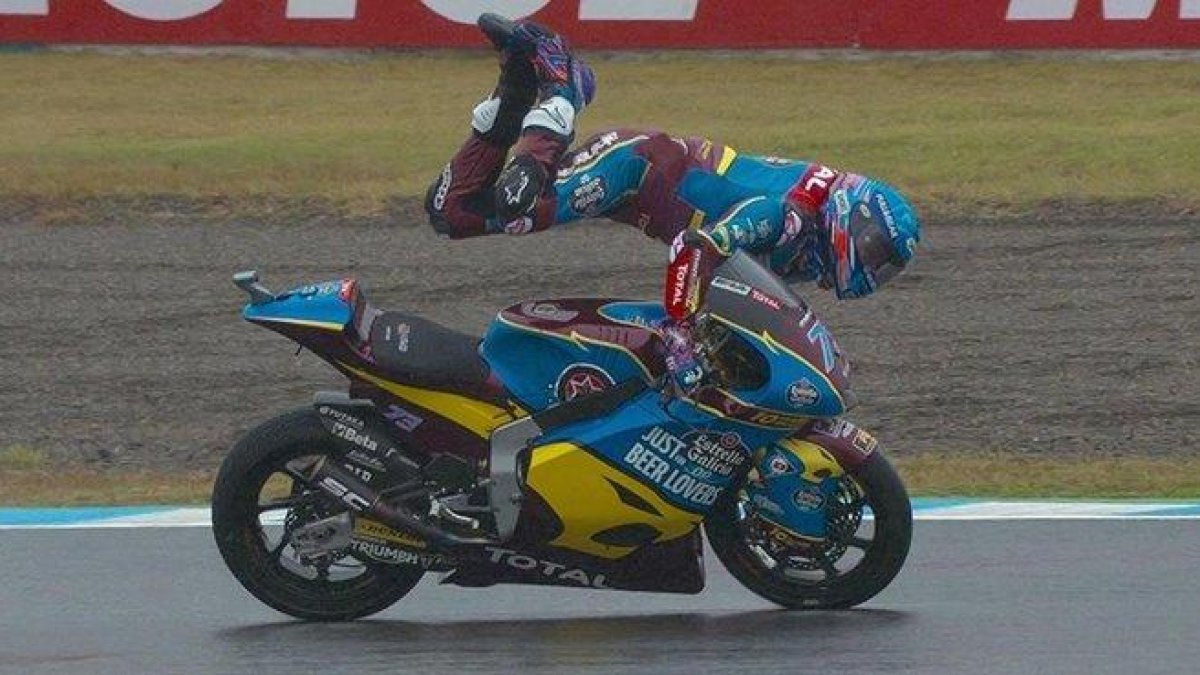 Àlex Márquez es escupido por su Kalex, en Motegi, pero controla el vuelo y, al final, para la moto.-MOTOGP